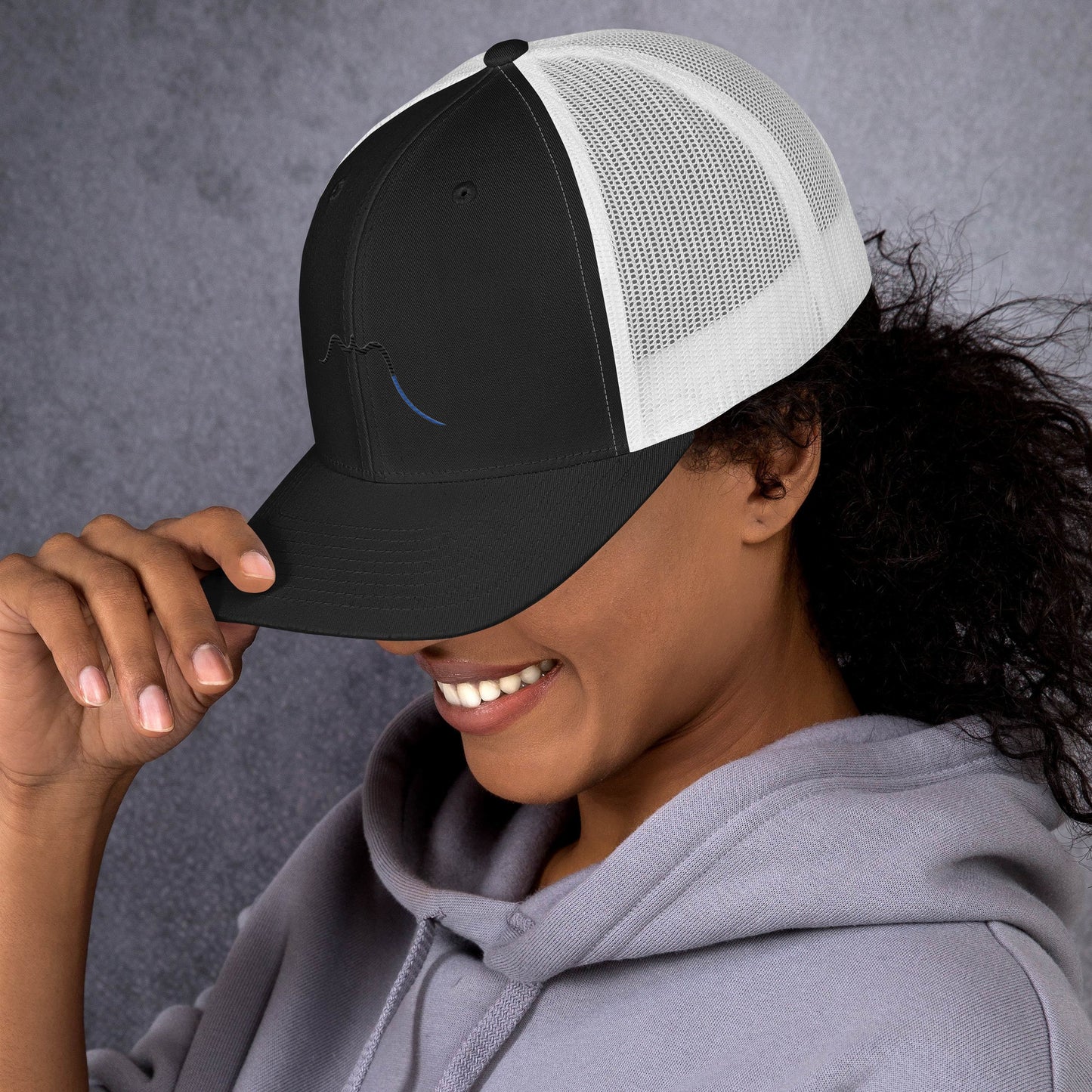 Vue de côté de la casquette de camionneur - coloris noir et blanc