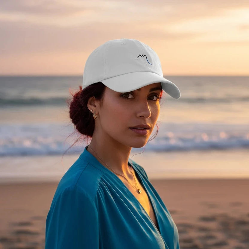 femme portant la casquette de baseball en sergé de coton réglable coloris blanc à la plage