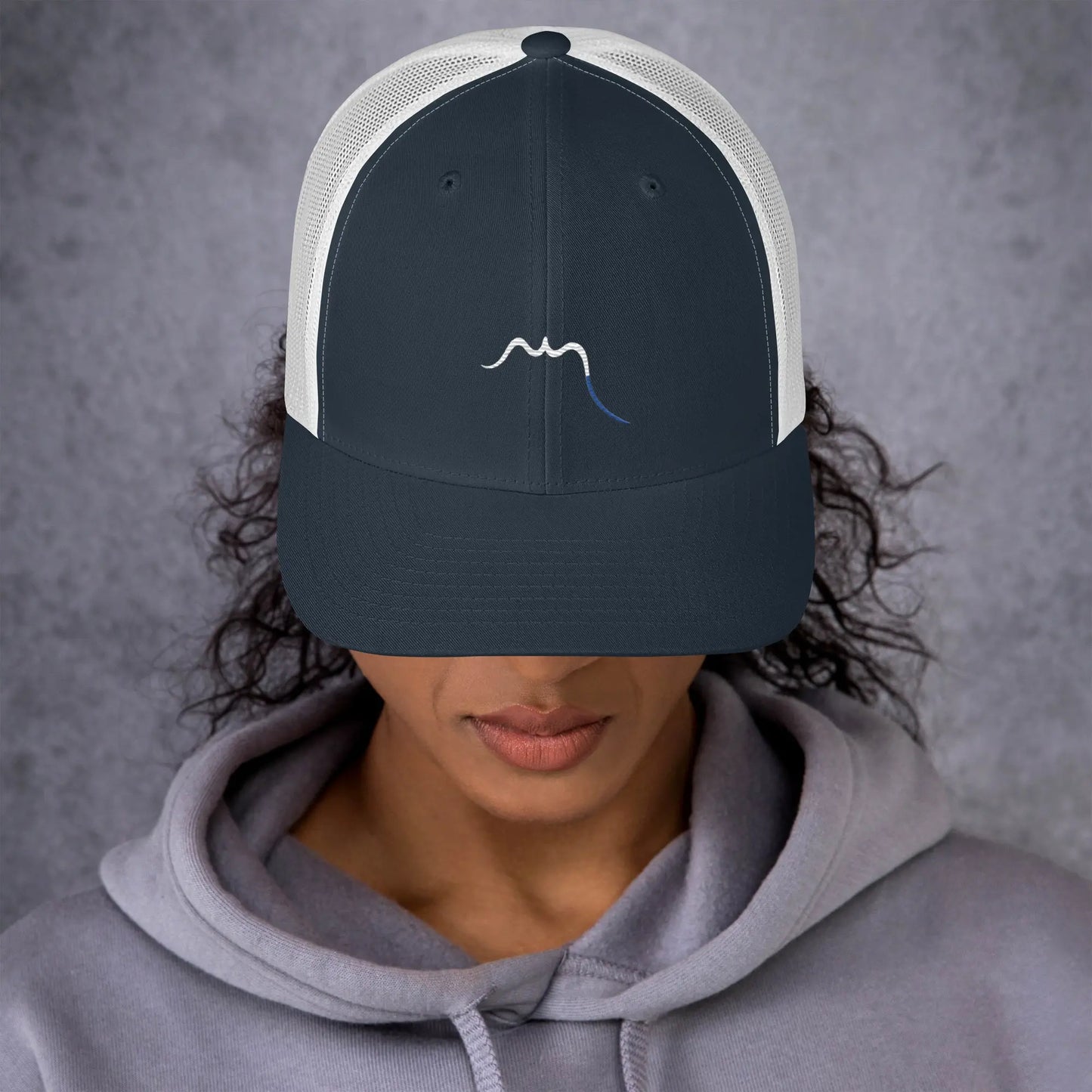 femme portant la casquette de camionneur respirante légère et réglable coloris bleu marine et blanc logo blanc