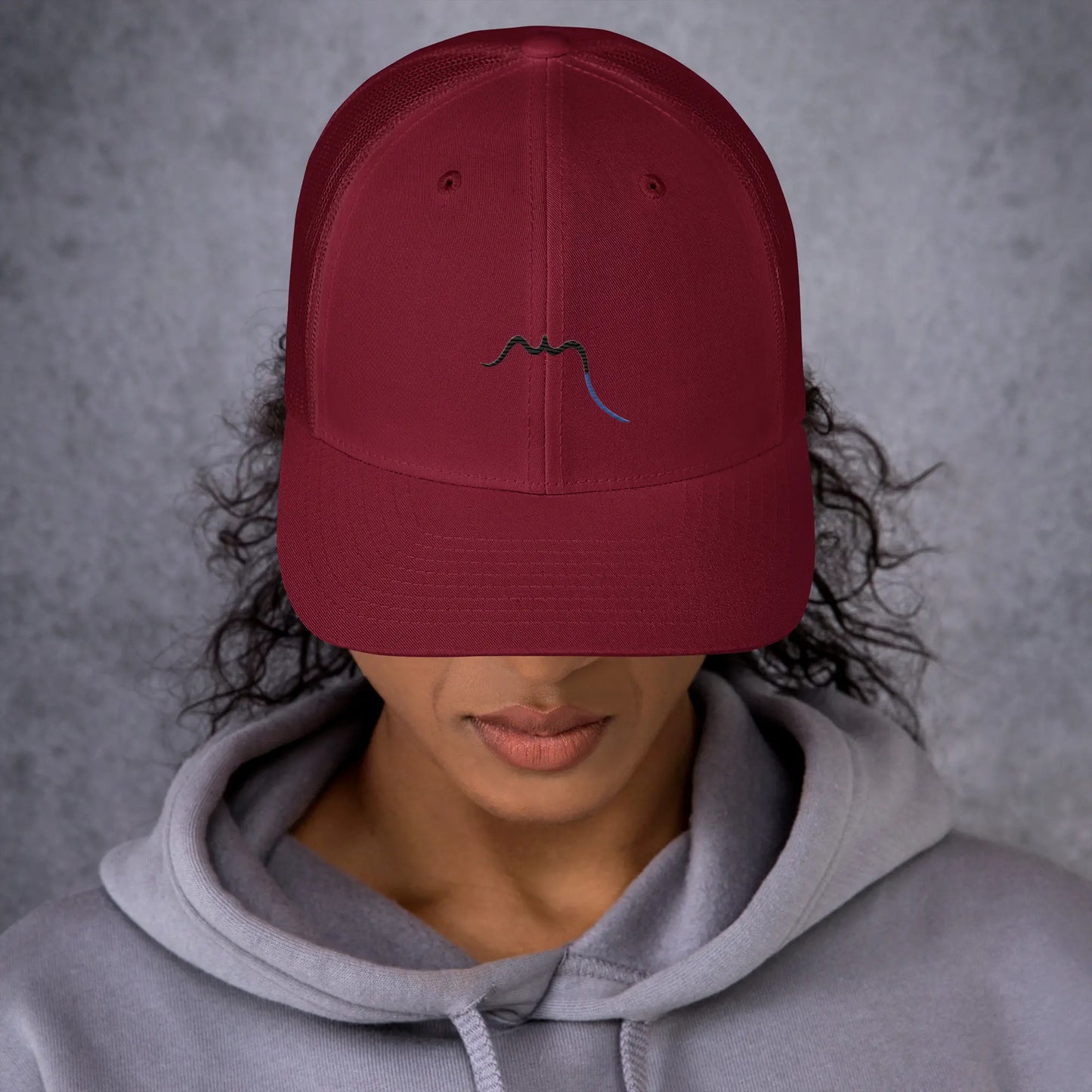 femme portant la casquette de camionneur respirante légère et réglable coloris rouge bordeaux logo noir
