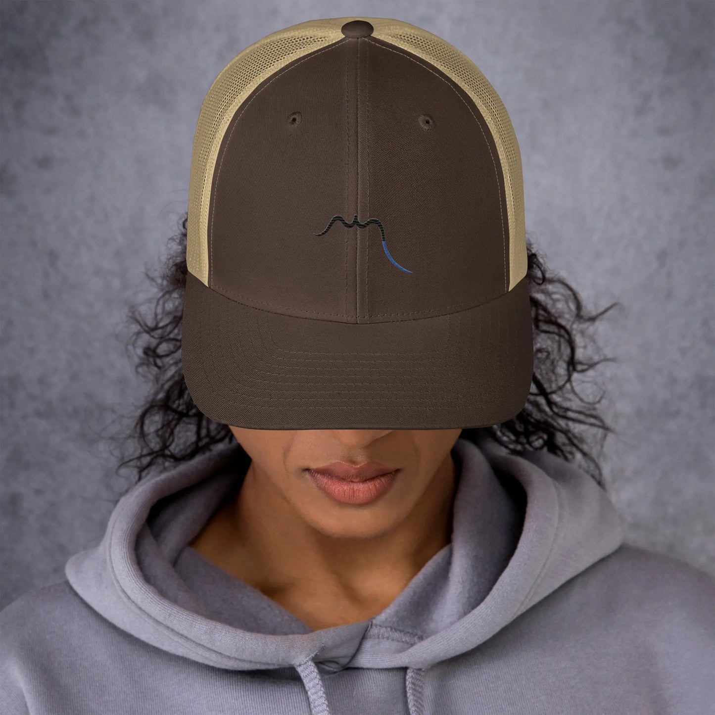 femme portant la casquette de camionneur respirante légère et réglable coloris marron et beige logo noir
