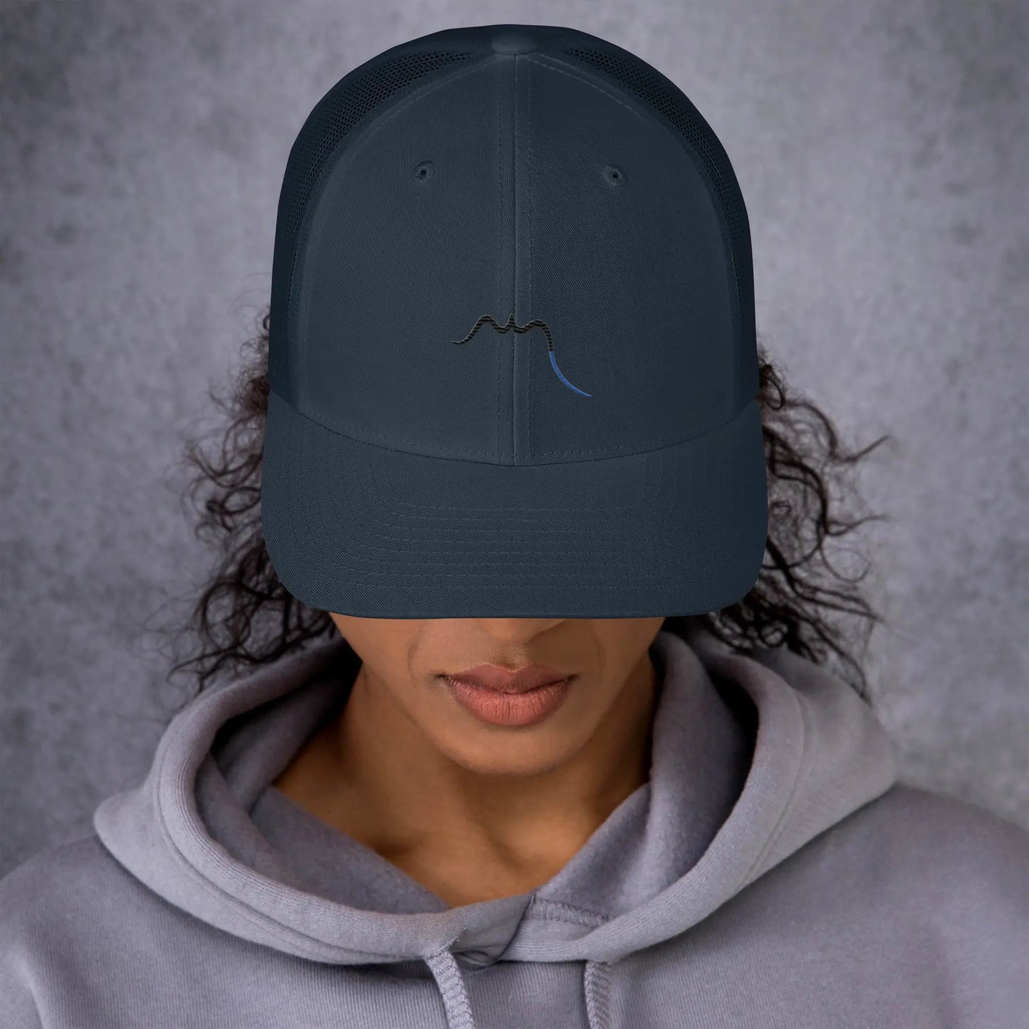 femme portant la casquette de camionneur respirante légère et réglable coloris bleu marine logo noir