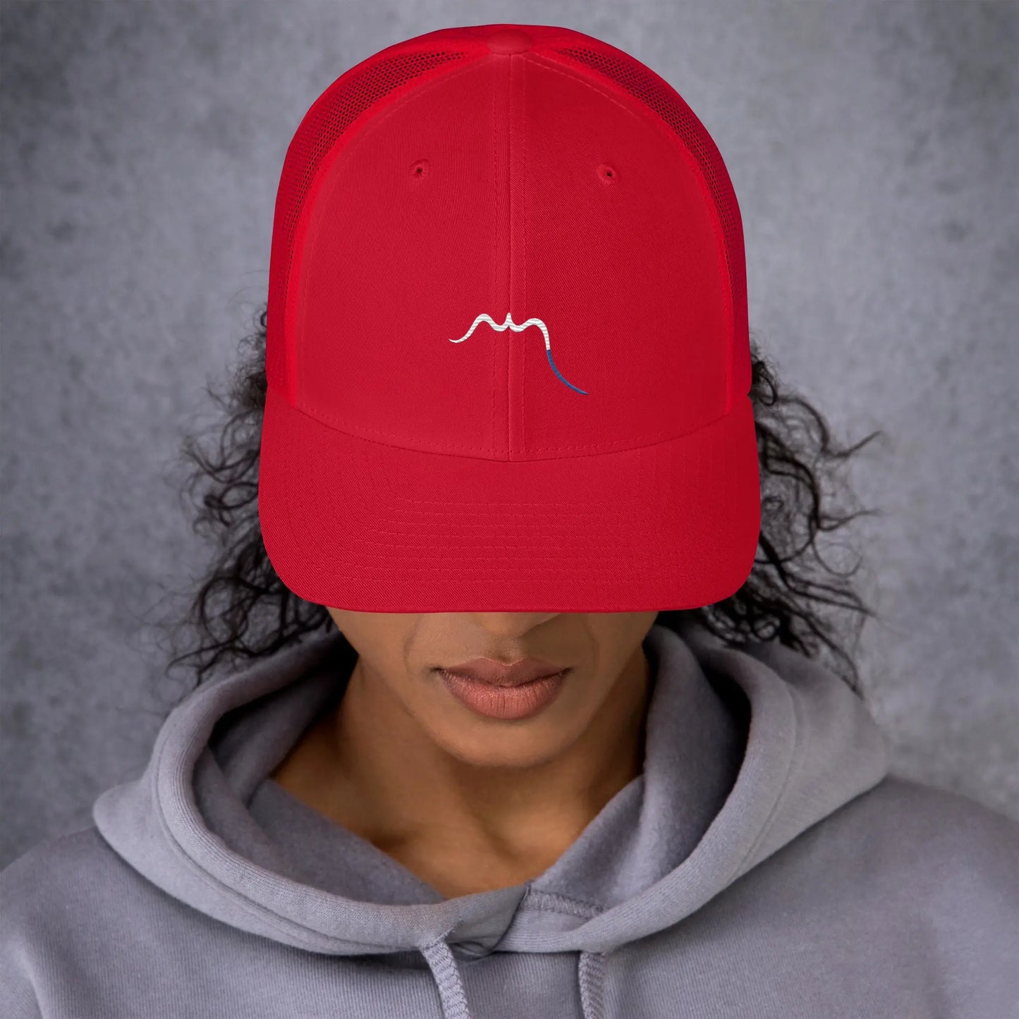 femme portant la casquette de camionneur respirante légère et réglable coloris rouge logo blanc