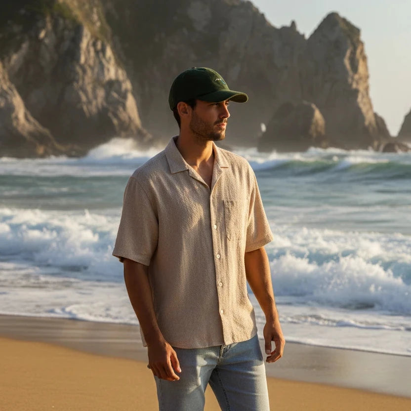homme portant la casquette en velours côtelé réglable coloris vert forêt à la plage