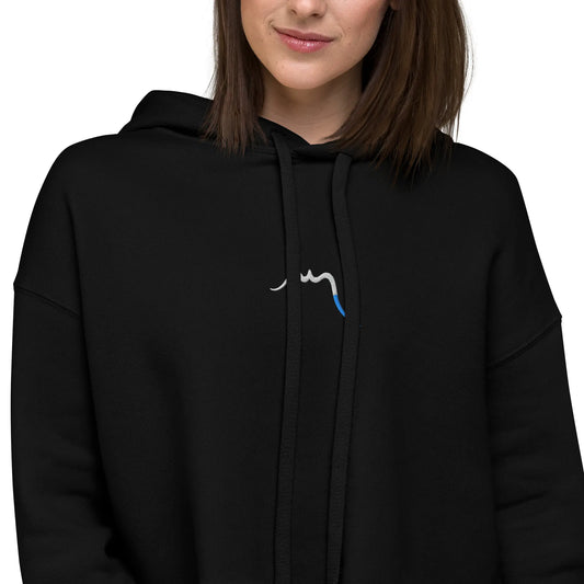 crop-top hoodie brodé lesaka porté gros plan broderie coloris noir