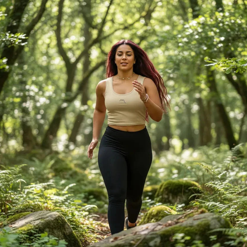 femme portant le crop top yesa coloris beige en forêt