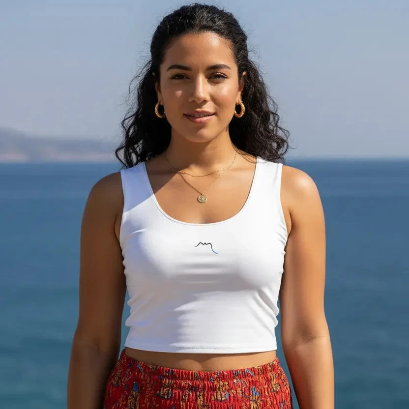 femme portant le crop top yesa coloris blanc devant l'océan