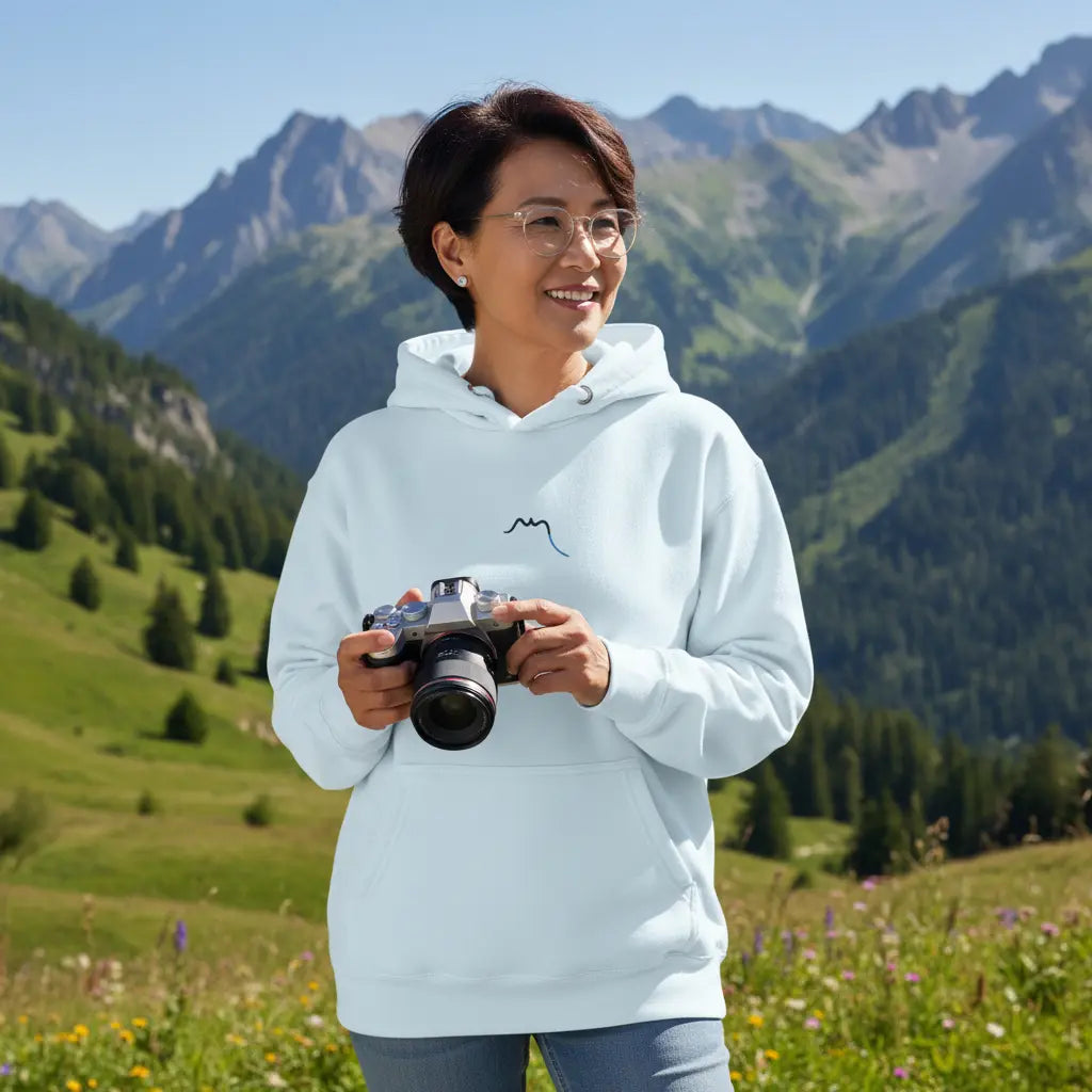 femme portant le hoodie en coton bio negua coloris bleu pâle en montagne