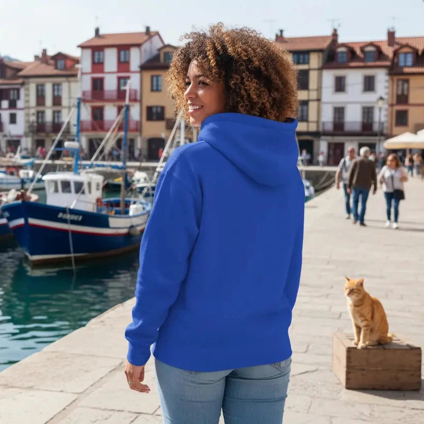 femme portant le hoodie en coton negua coloris bleu roi dans un port de pêche au pays basque