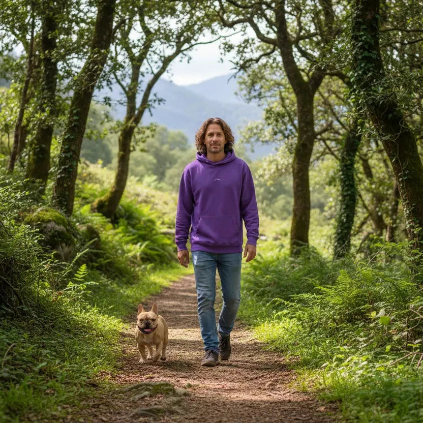 homme portant le hoodie negua coloris violet en forêt avec son chien