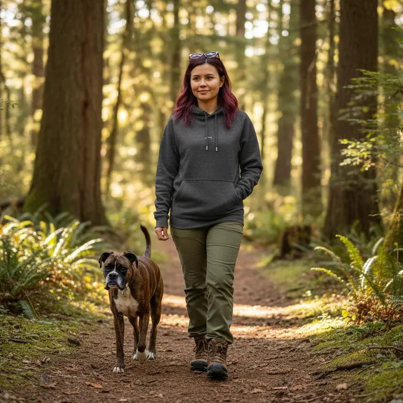 femme portant le hoodie sweat à capuche femme homme en coton biologique hotza coloris gris avec son chien dans une forêt