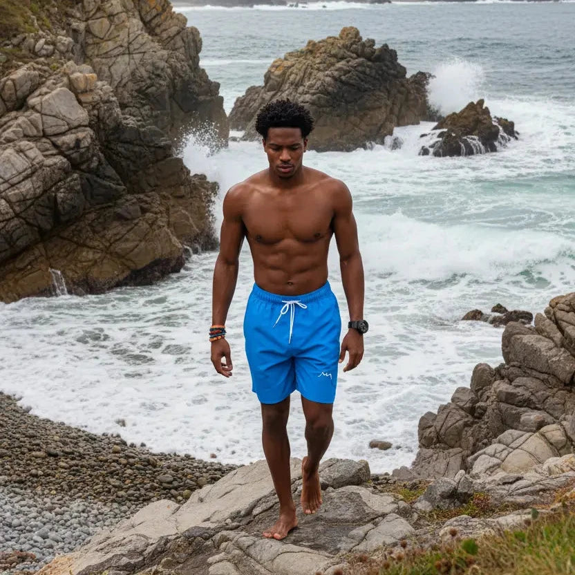 homme portant le maillot de surf indar coloris bleu dans une crique sauvage