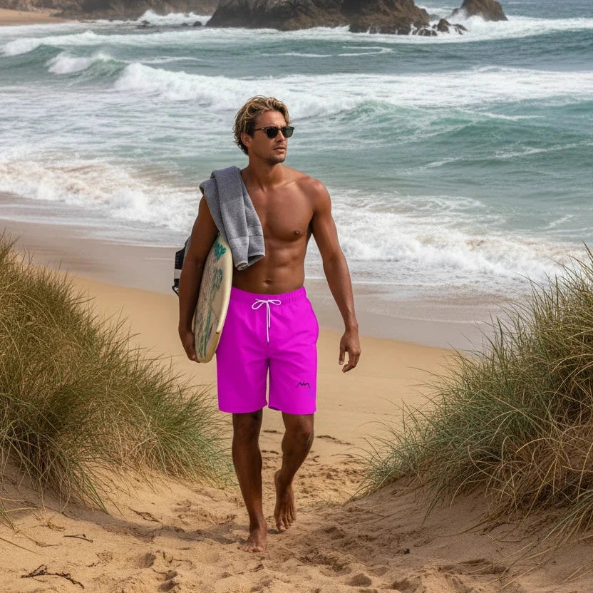 homme portant le maillot de surf indar coloris rose fuchsia sur une plage