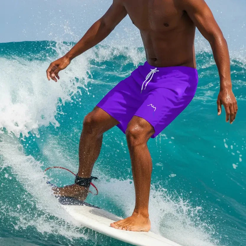 homme portant le maillot de surf indar coloris violet sur une vague en surf