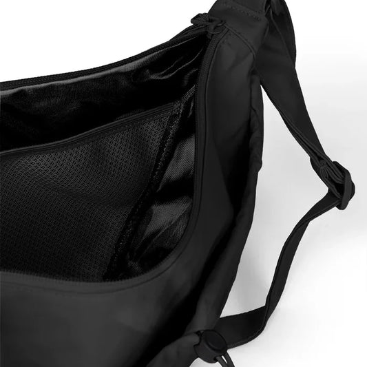 vue de près de l'intérieur du sac bandouilère coloris noir