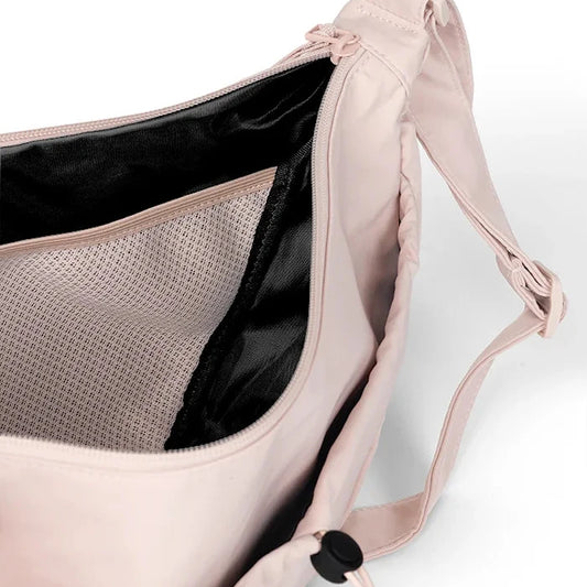vue de près de l'intérieur du sac bandouilère coloris rose pâle