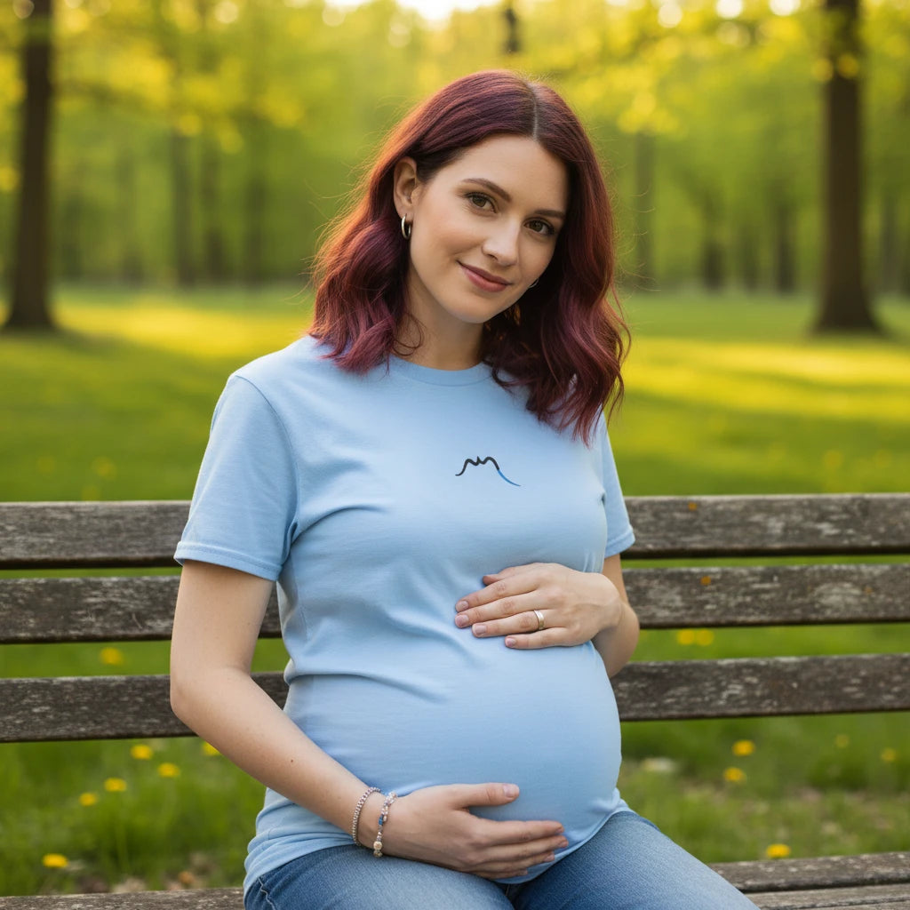 femme portant le t-shirt en coton brodé l'ermite coloris bleu clair en pleine nature