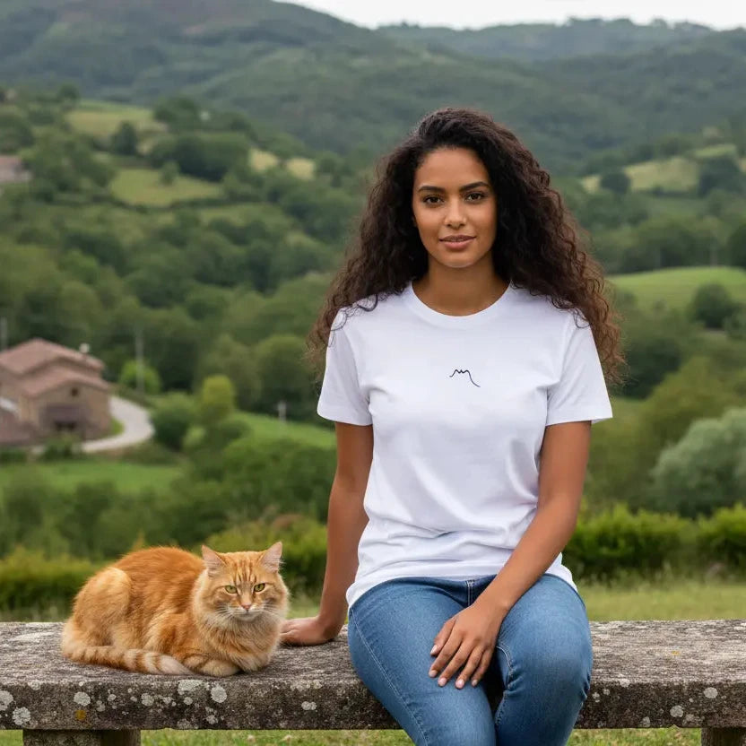 femme portant le t-shirt coton femme homme l'ermite coloris blanc assise sur un banc avec un chat