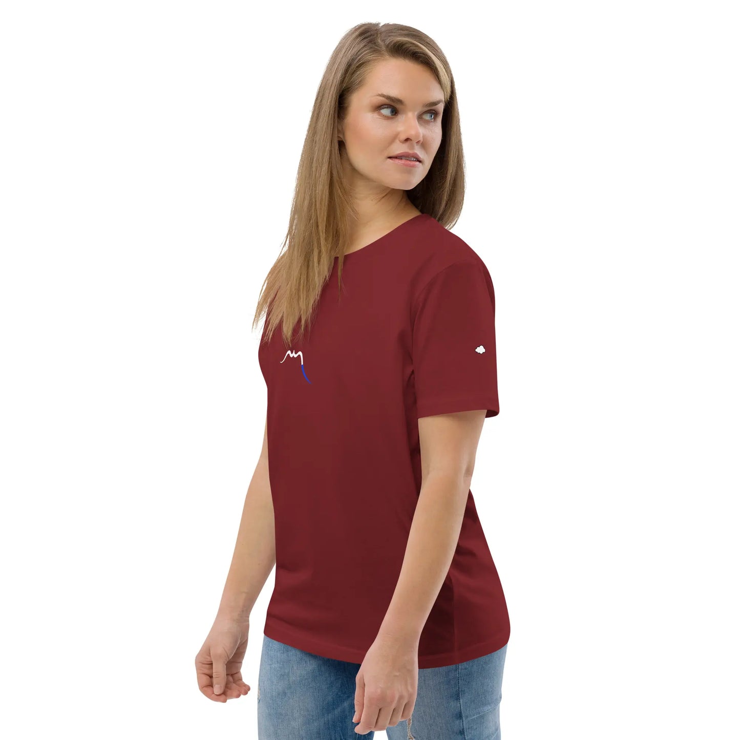 femme portant le t-shirt premium en coton bio hodeia coloris rouge bordeaux