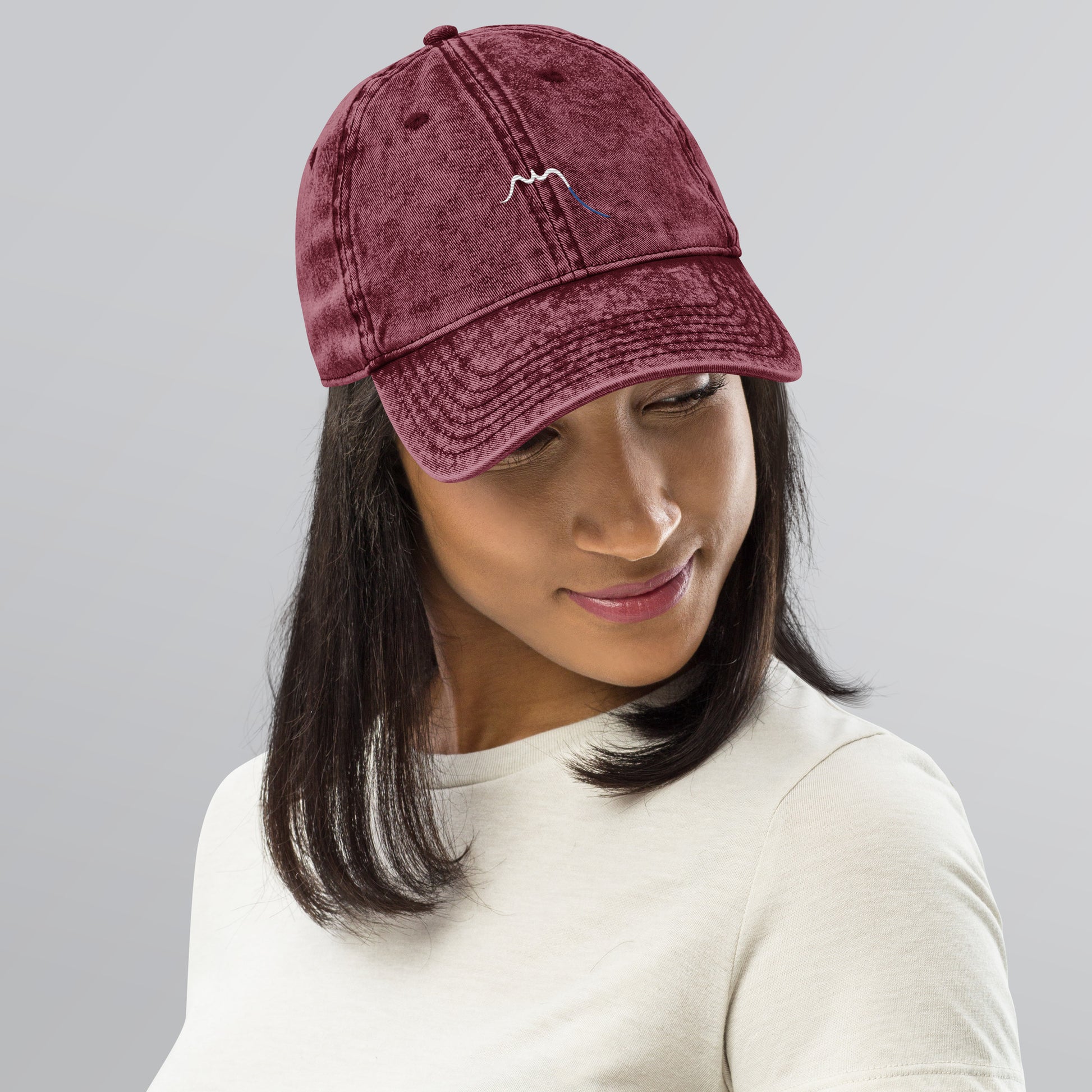 Vue de face de la casquette vintage en sergé de coton - coloris bordeaux