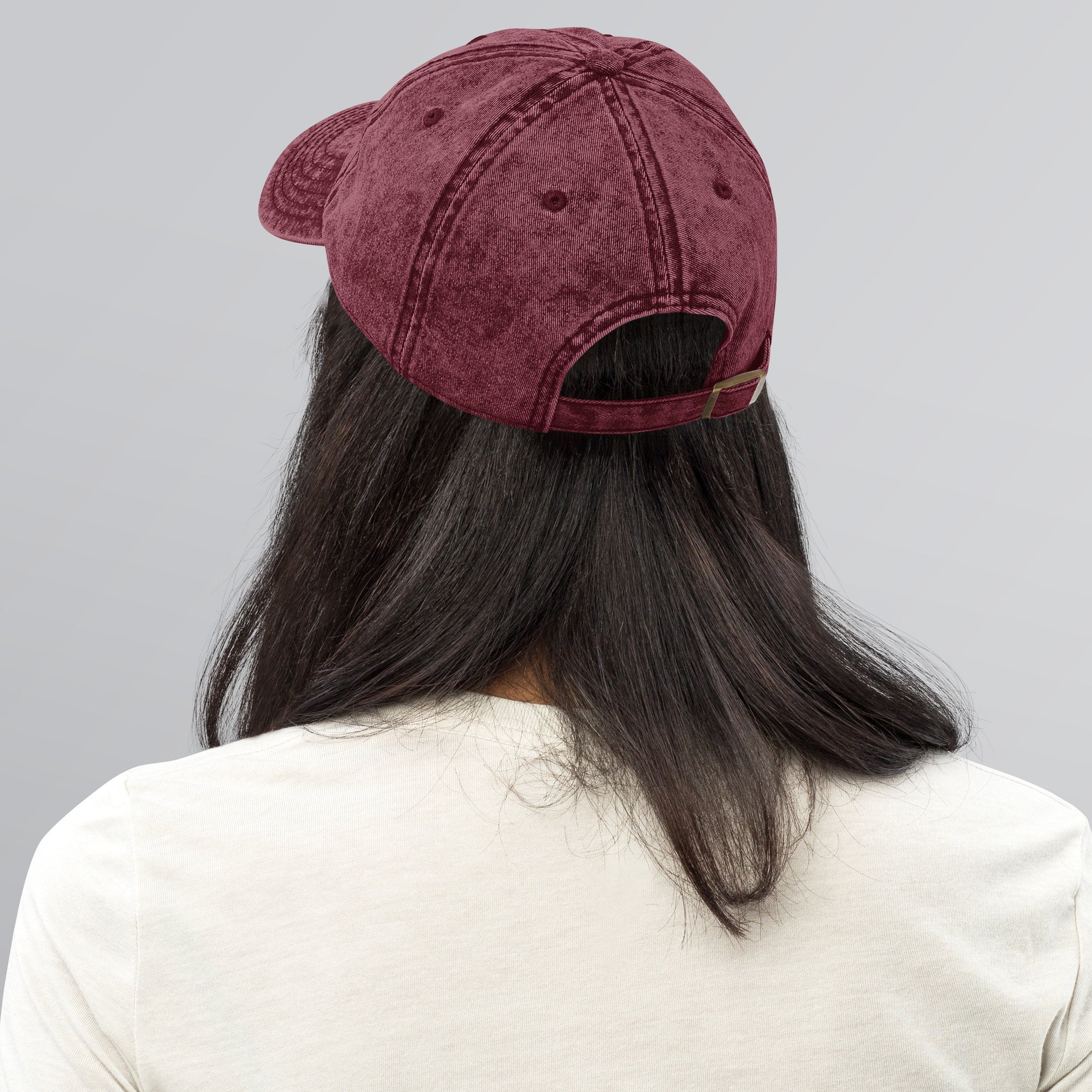 Vue de dos de la casquette vintage en sergé de coton - coloris bordeaux