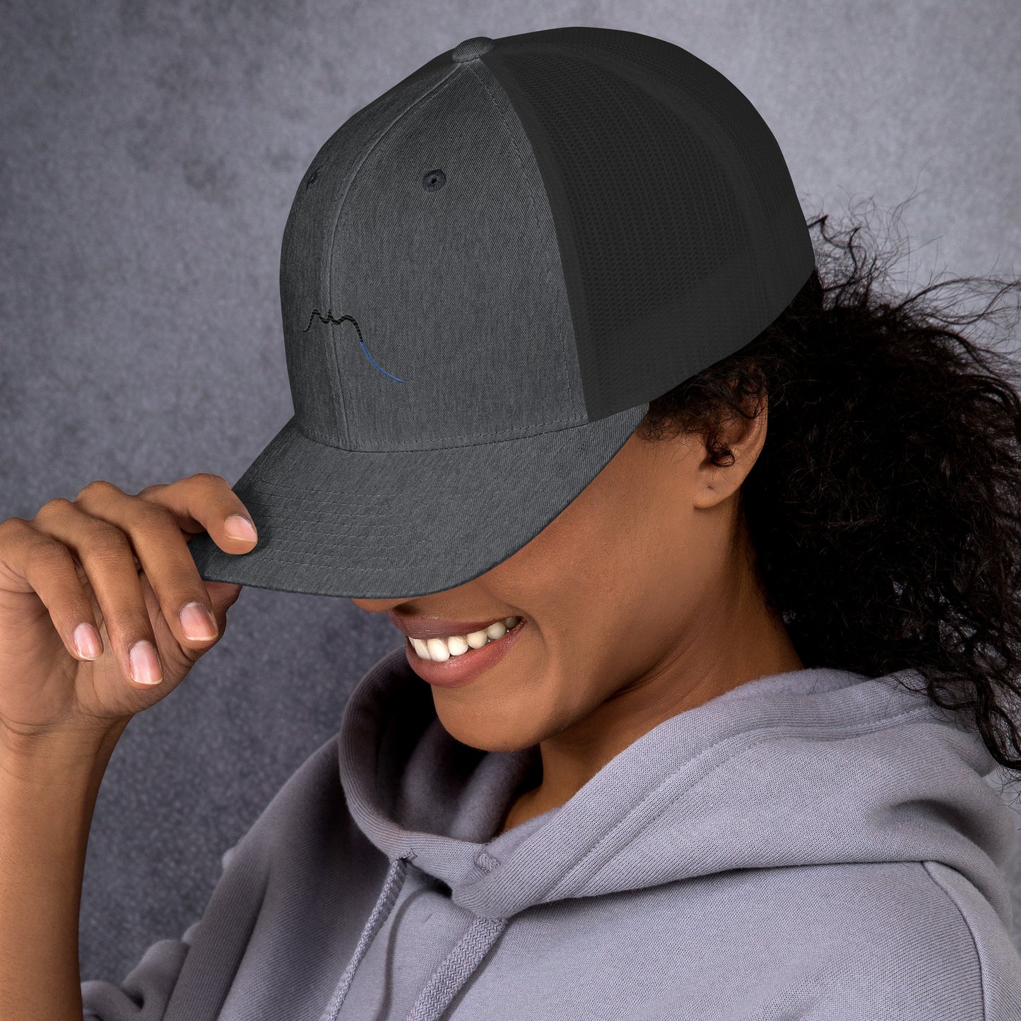 Vue de côté de la casquette de camionneur - coloris gris foncé chiné