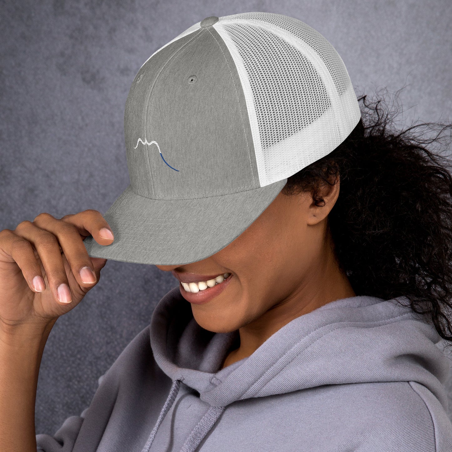 Vue de côté de la casquette de camionneur - coloris gris chiné et blanc