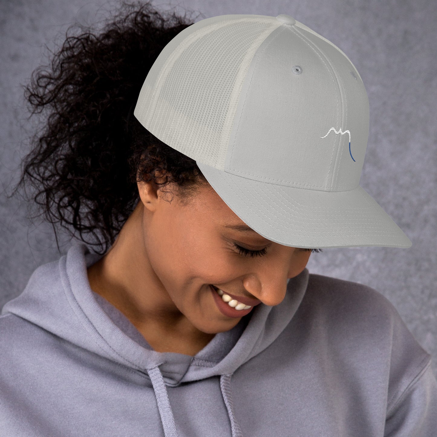 Vue de côté de la casquette de camionneur - coloris argent