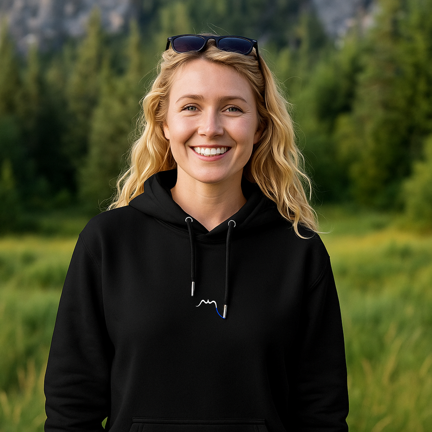 Vue de face du hoodie 100% coton bio brodé Ekaitza - coloris noir