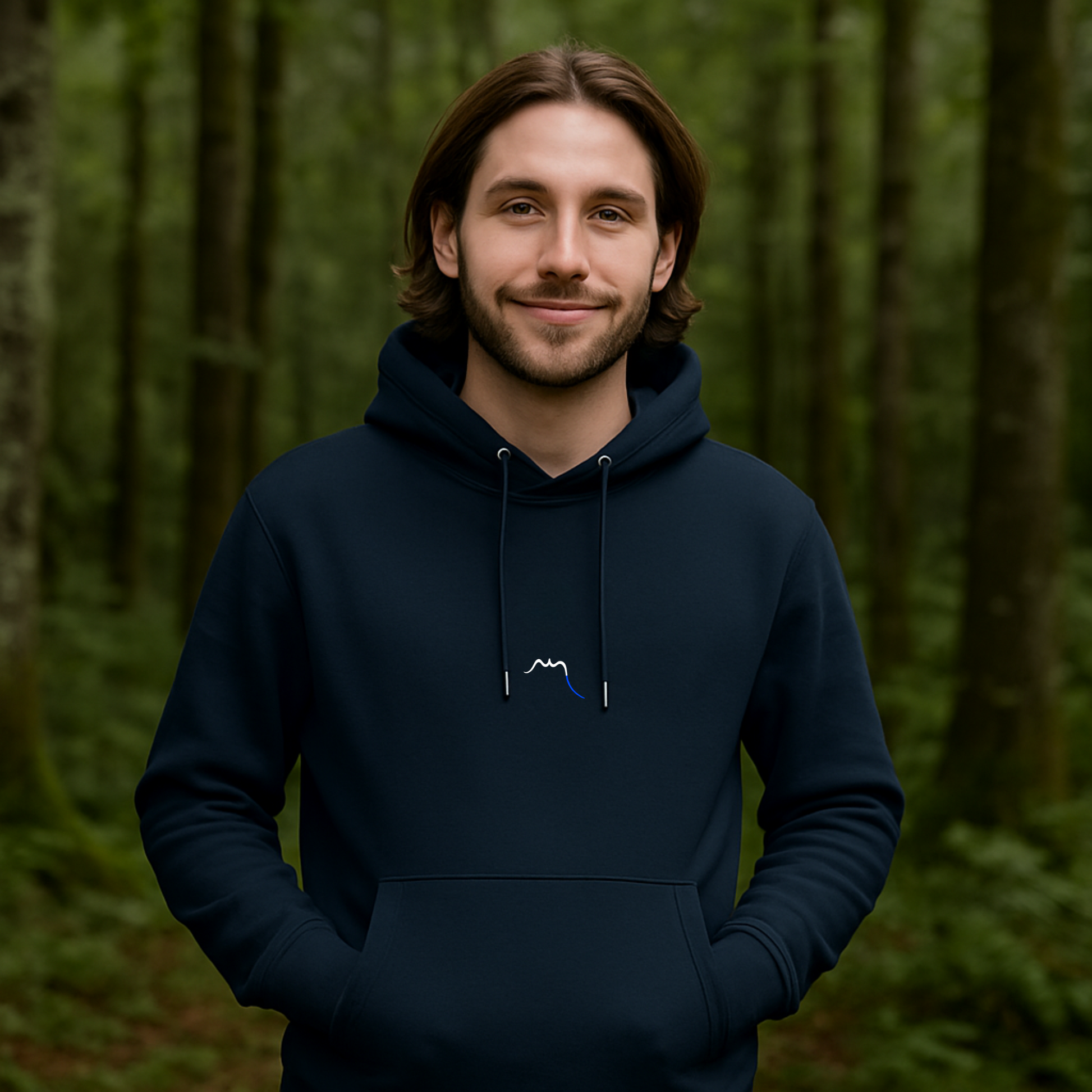 Vue de face du hoodie 100% coton bio brodé Ekaitza - coloris beu marine