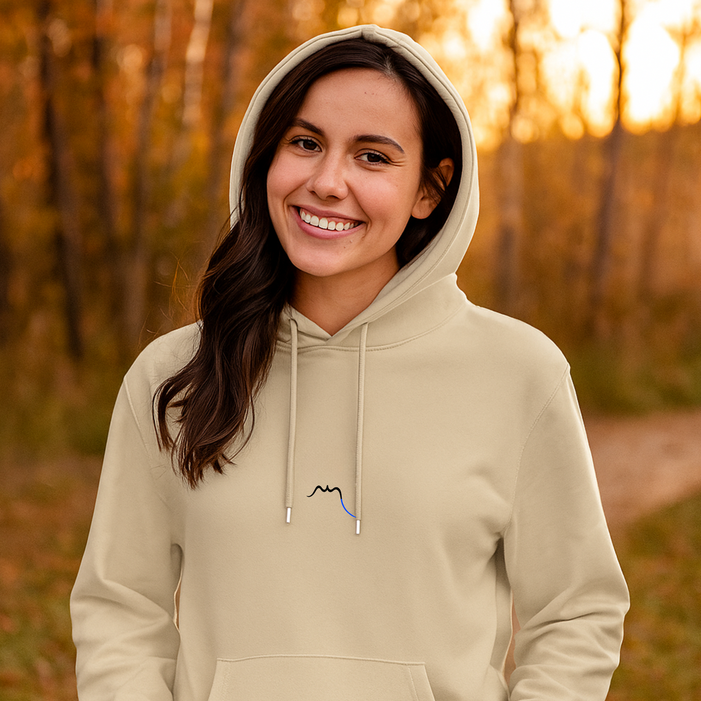 Vue de face du hoodie 100% coton bio brodé Ekaitza - coloris pierre