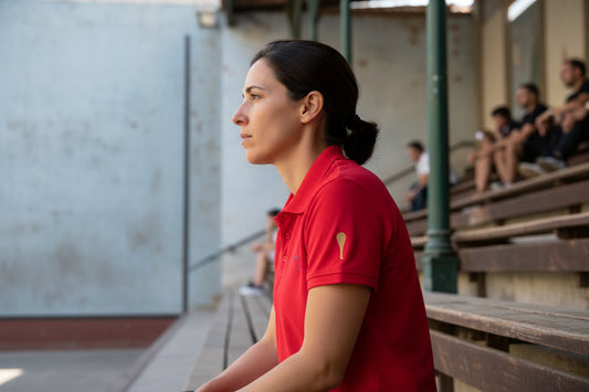 Vue de côté du polo brodé H/F Pala - coloris rouge