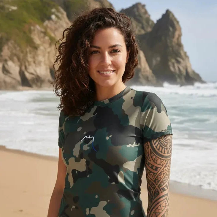 femme portant le bikini de surf manches courtes zyanya motif camouflage vert sur une plage