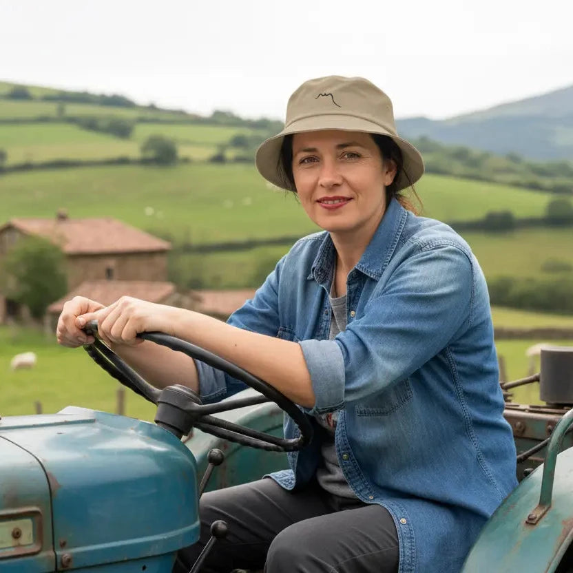 femme portant le bob en coton old school emeki coloris vert kaki sur son tracteur à la campagne au pays basque