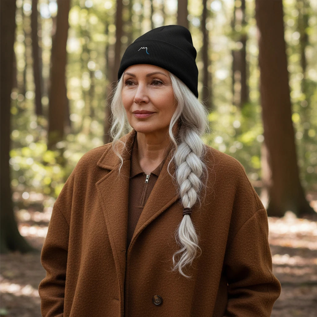 femme portant le bonnet côtelé et brodé en coton bio travis coloris noir 