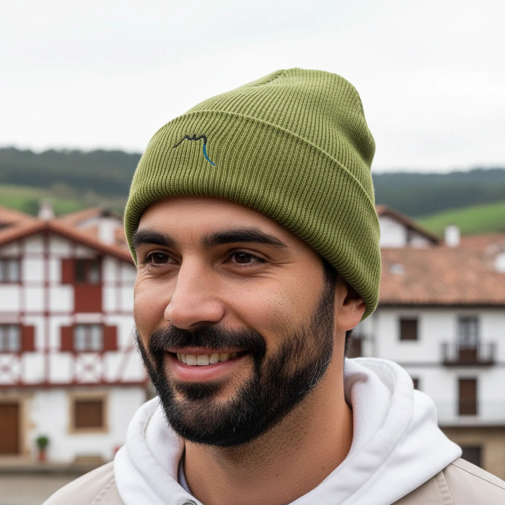 homme portant le bonnet côtelé et brodé en coton bio travis coloris vert pistache au pays basque