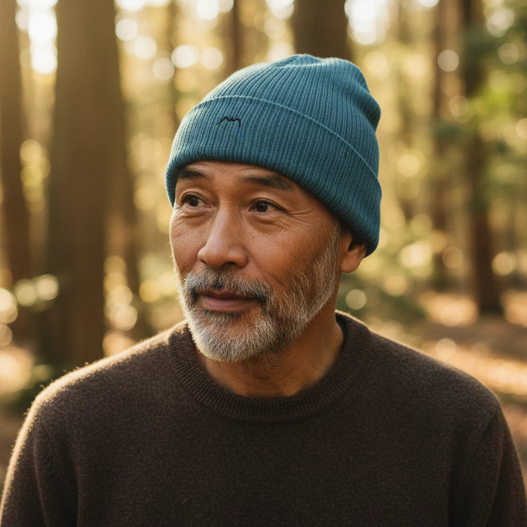 homme portant le bonnet côtelé et brodé en coton bio travis coloris bleu glacier en forêt