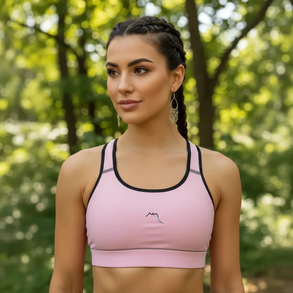 femme portant la brassière de sport éco-responsable rembourée alicia coloris rose et noir en pleine nature