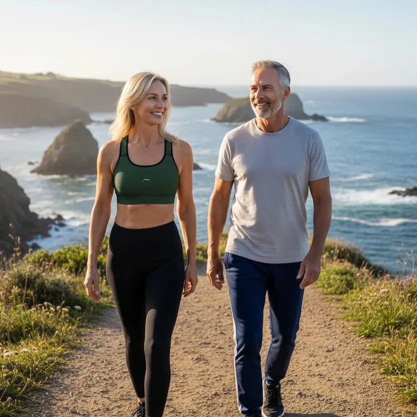 femme portant la brassière de sport éco-responsable rembourée alicia coloris vert forêt et noir sur la côte