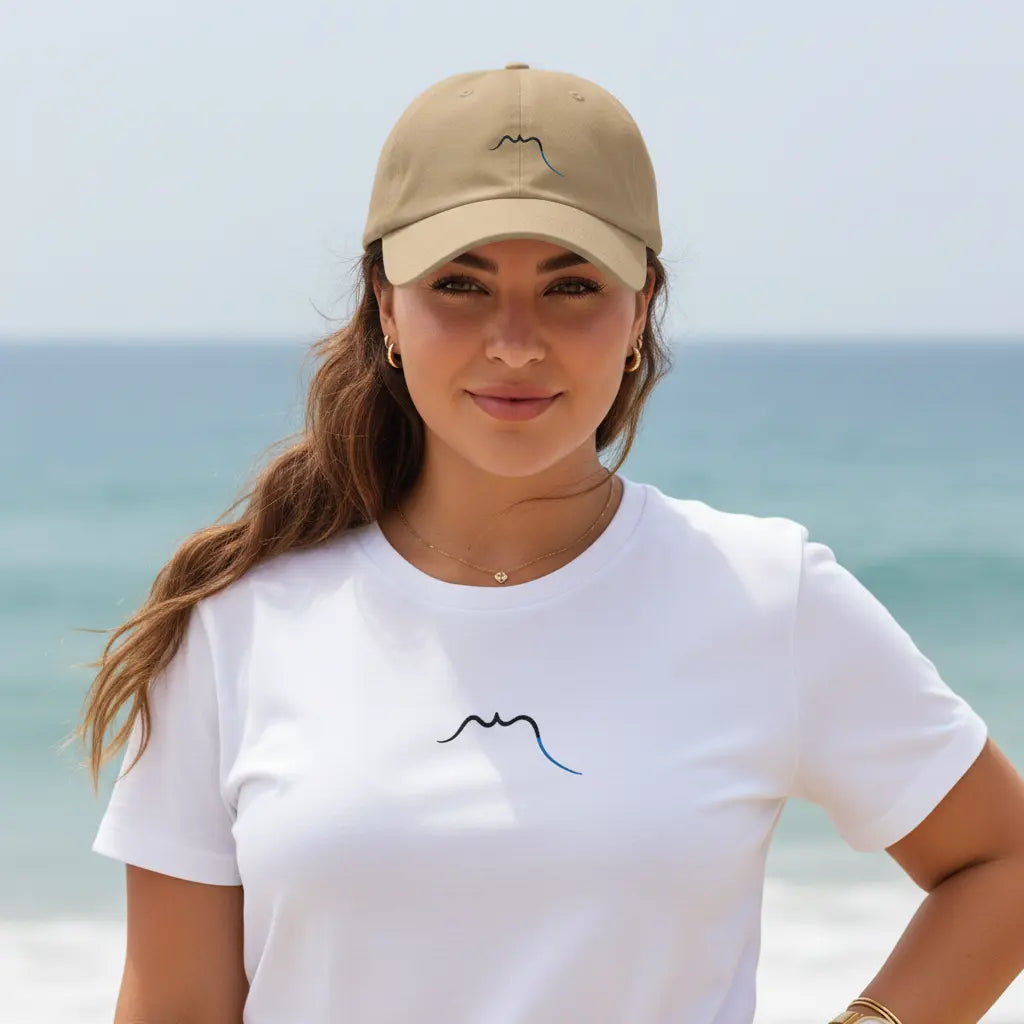 femme portant la casquette de baseball en  sergé de coton réglable coloris brun à la plage