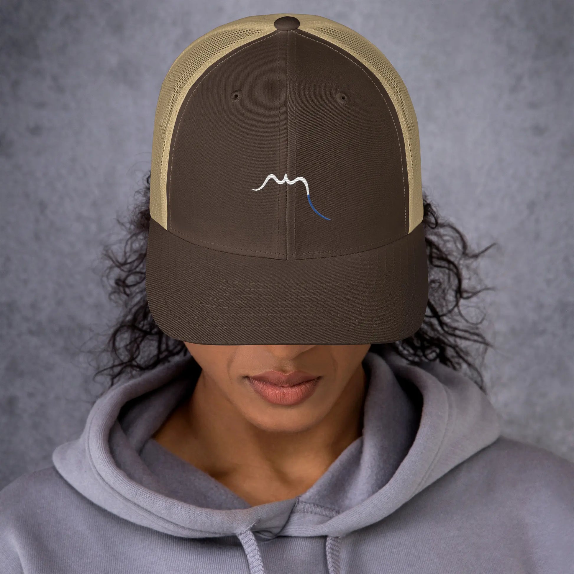 femme portant la casquette de camionneur respirante légère et réglable coloris marron et beige logo blanc