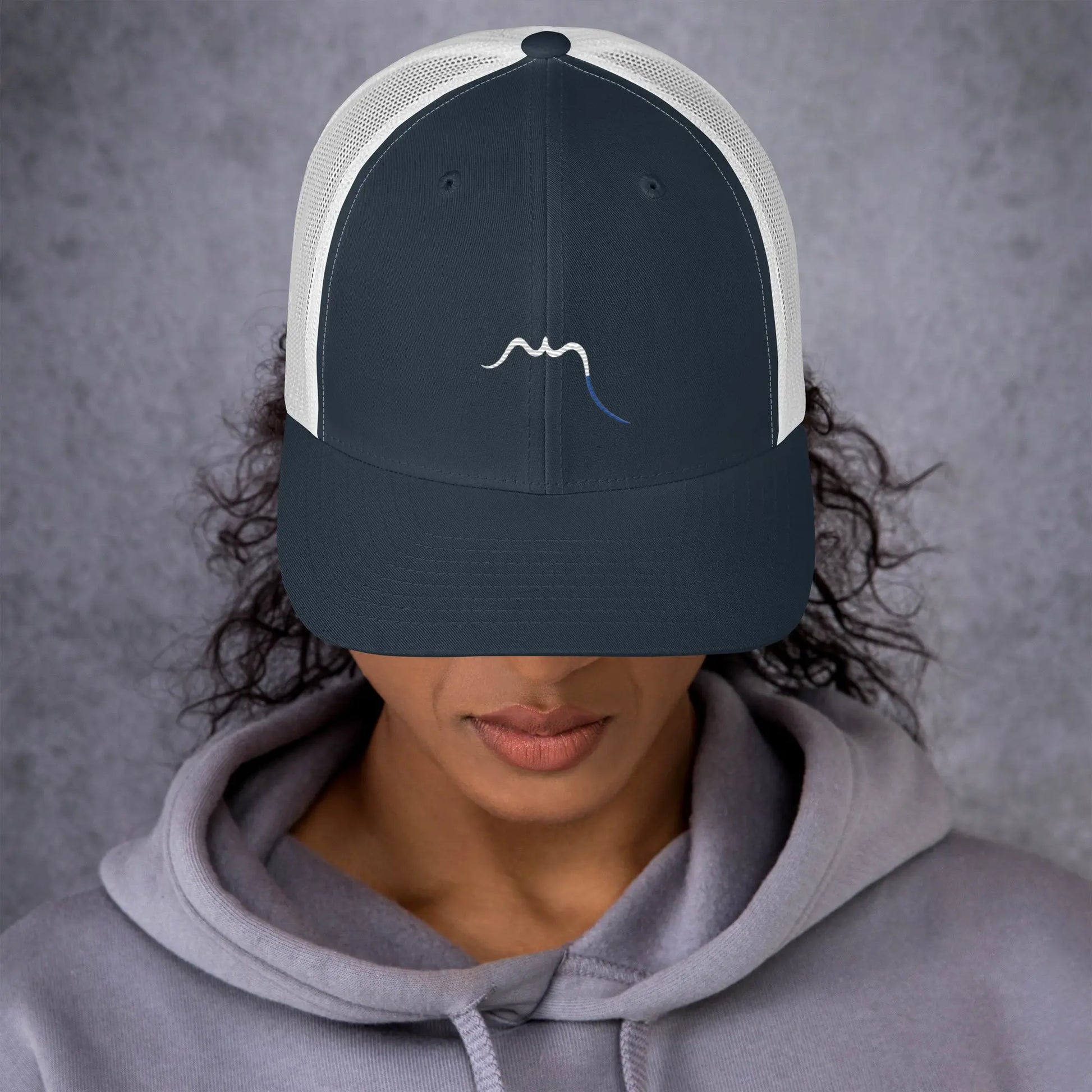 femme portant la casquette de camionneur respirante légère et réglable coloris bleu marine et blanc logo blanc