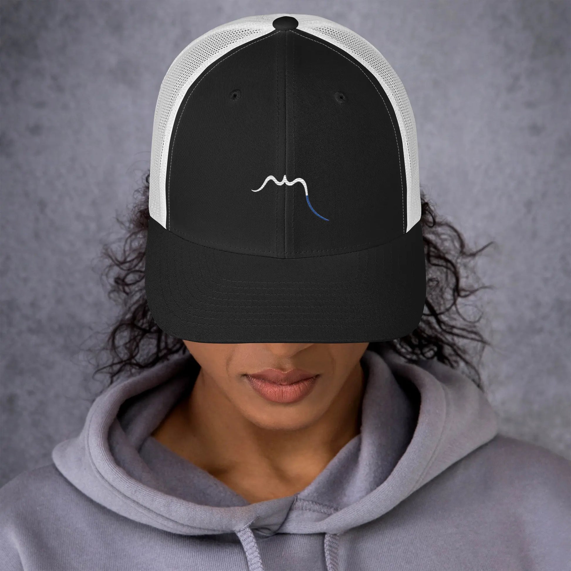 femme portant la casquette de camionneur respirante légère et réglable coloris noir et blanc logo blanc 
