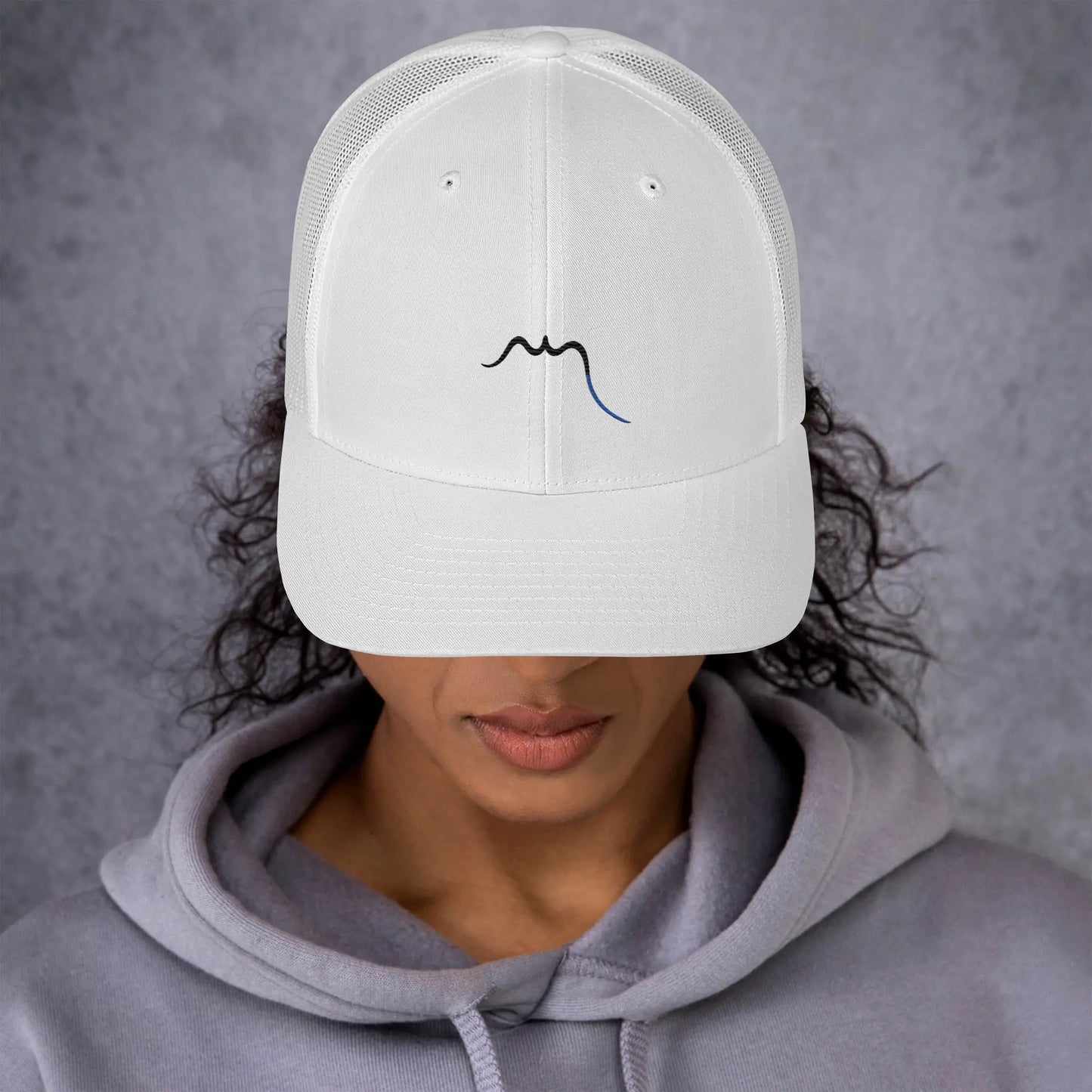 femme portant la casquette de camionneur respirante légère et réglable coloris blanc logo noir