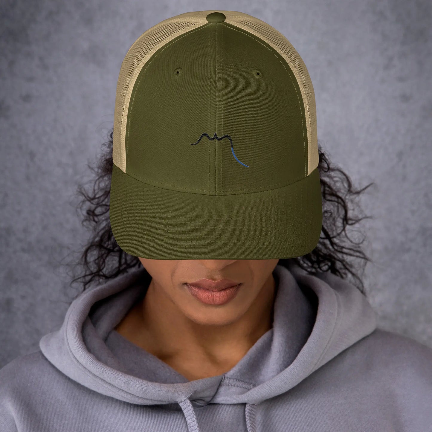 femme portant la casquette de camionneur respirante légère et réglable coloris vert kaki et beige logo noir