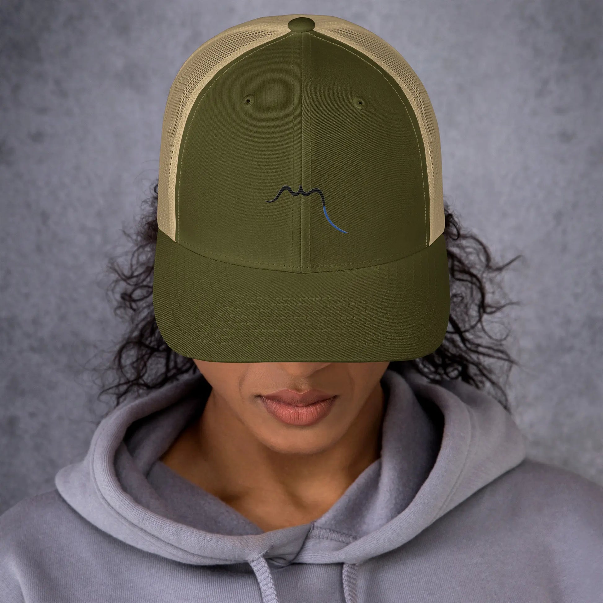 femme portant la casquette de camionneur respirante légère et réglable coloris vert kaki et beige logo noir