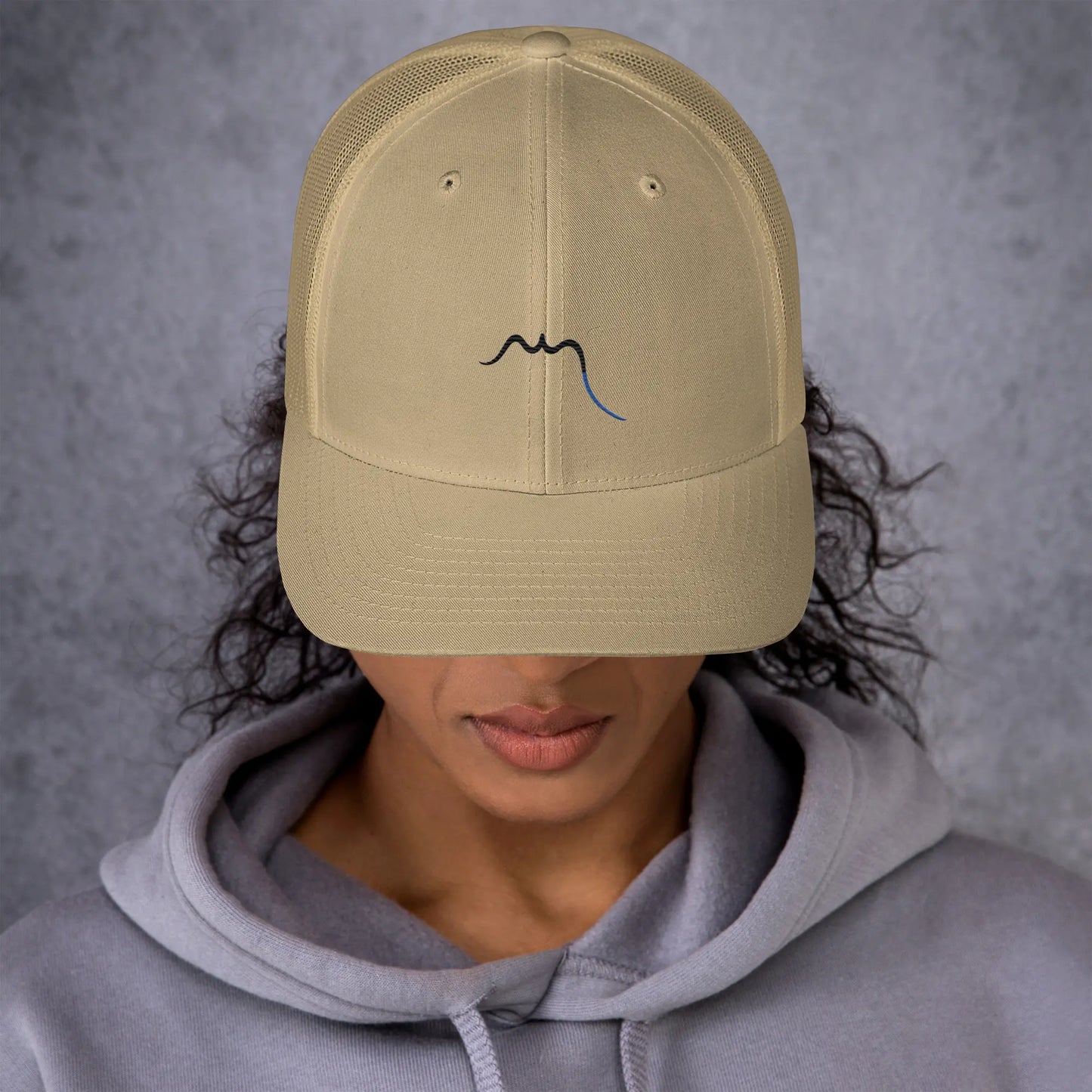 femme portant la casquette de camionneur respirante légère et réglable coloris beige logo noir