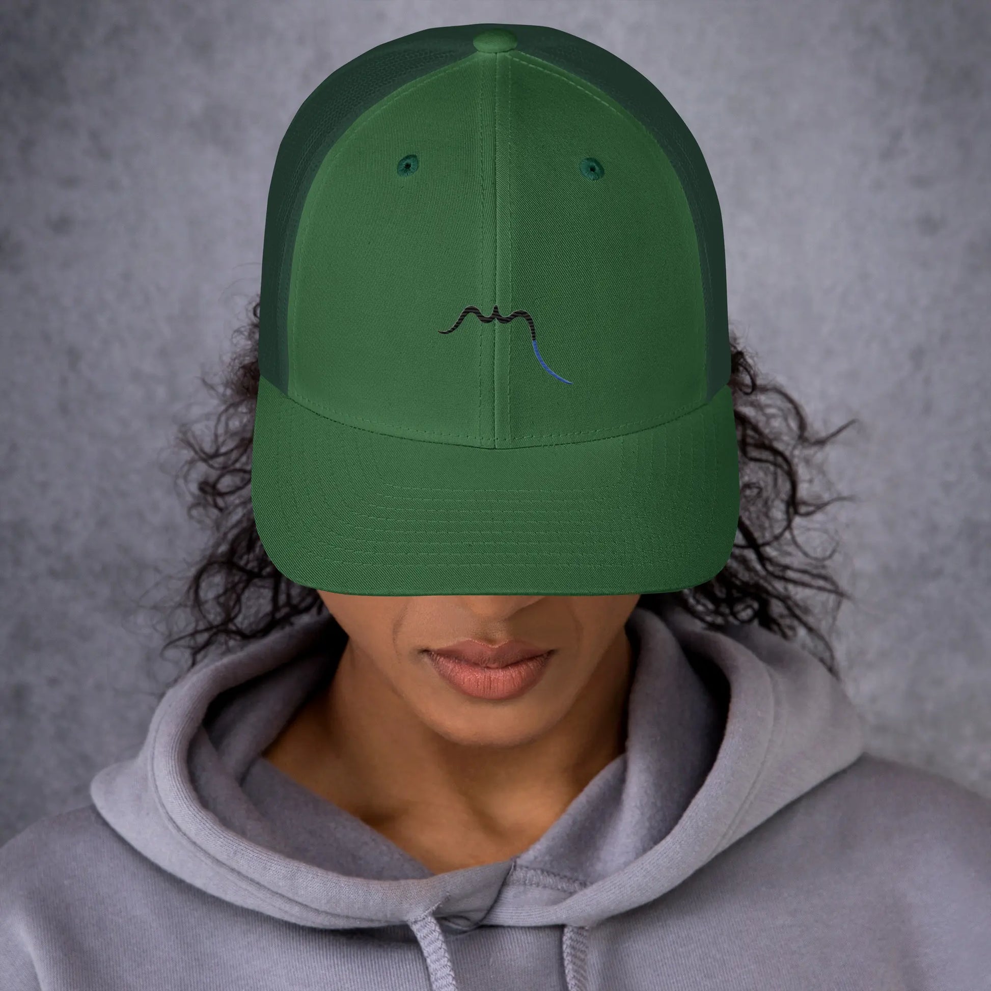 femme portant la casquette de camionneur respirante légère et réglable coloris vert forêt logo noir