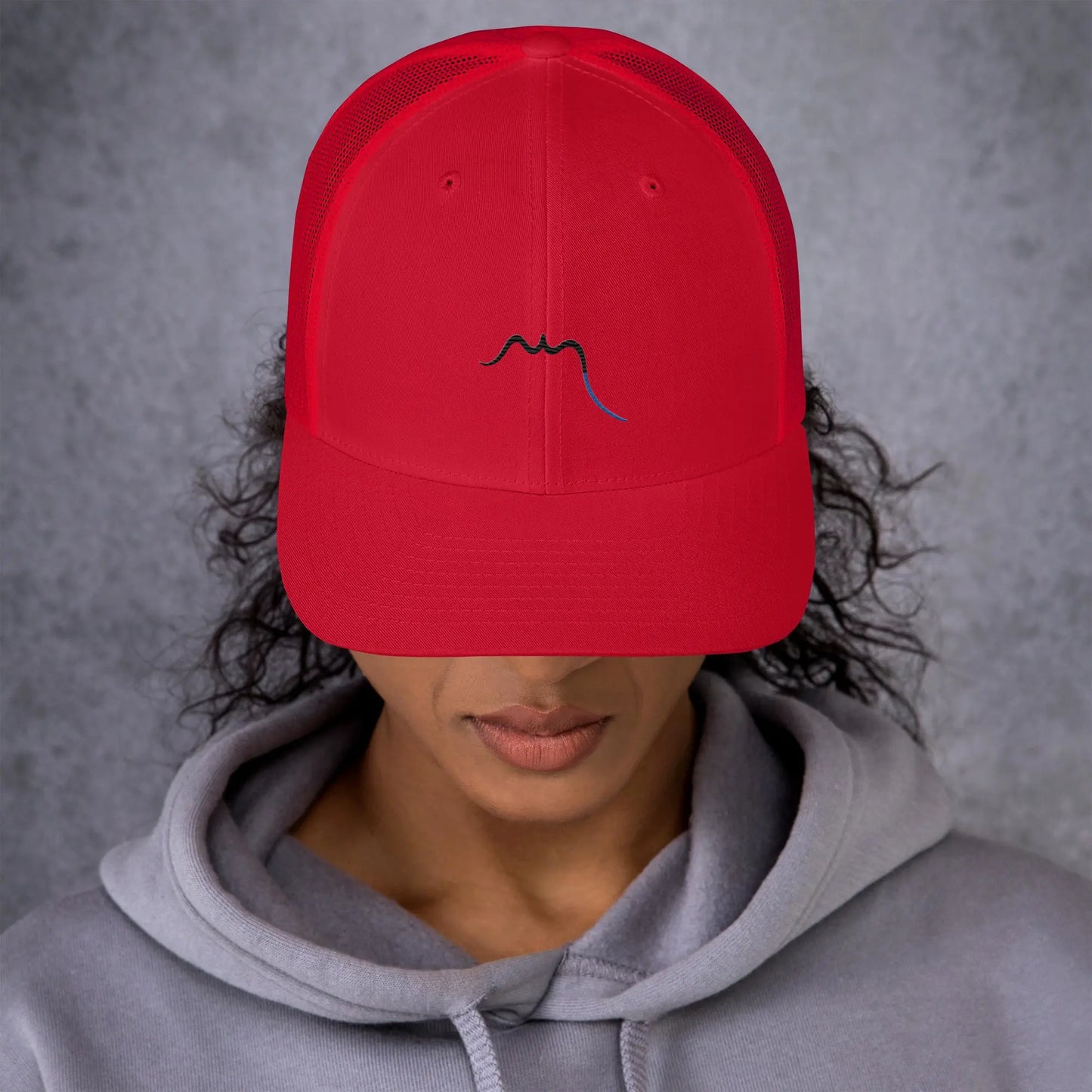 femme portant la casquette de camionneur respirante légère et réglable coloris rouge logo noir