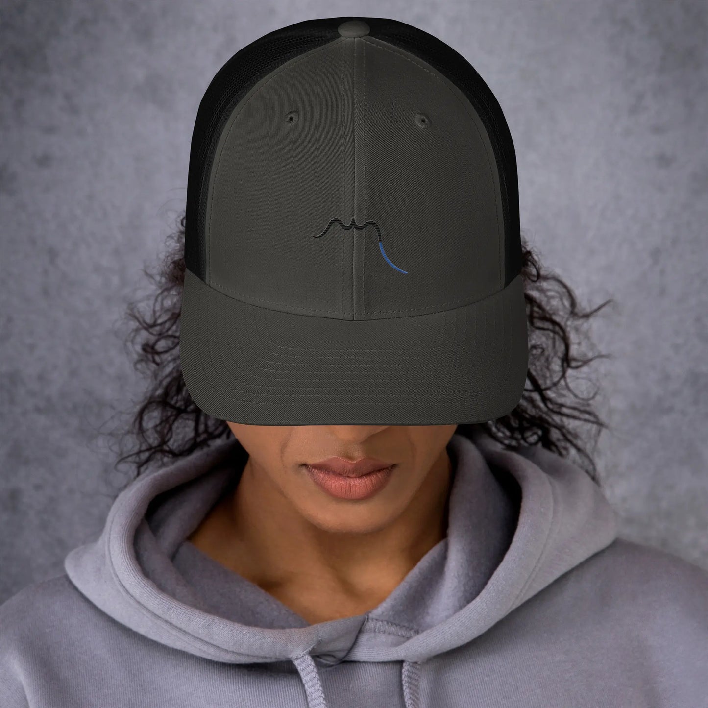 femme portant la casquette de camionneur respirante légère et réglable coloris gris foncé et noir logo noir